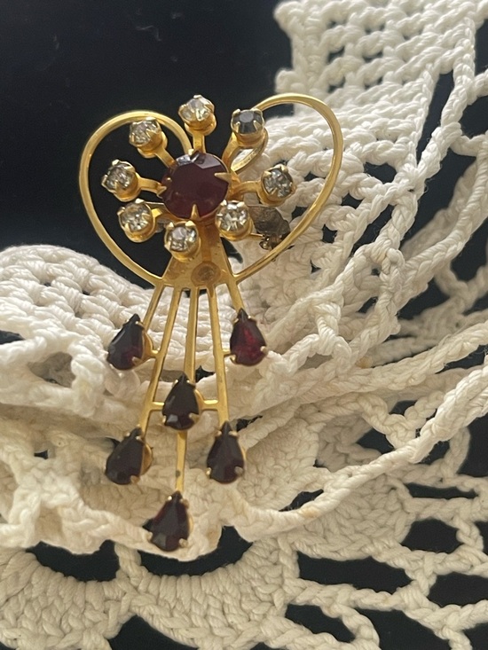 Jewelry - VINTAGE Gold-Tone Heart Drop Brooch with Red Stones